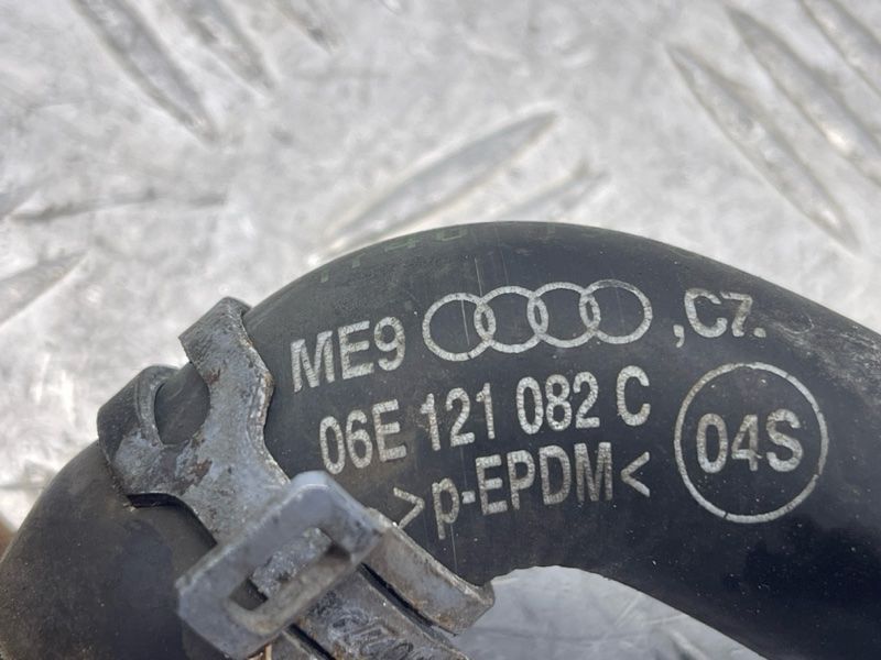 Патрубок системы охлаждения 06E121082C Audi Q7