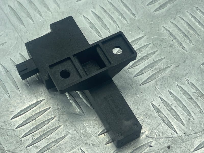 Антенна бесключевого доступа (KESSY) 8K0907247 Audi Touareg Audi A4, Audi A4 Allroad, Audi A5, Audi A6, Audi A7, Audi A8, Audi Q5, Audi RS5, Audi RS7, Audi S4, Audi S5, Audi S6, Audi S7, Audi S8, Audi SQ5