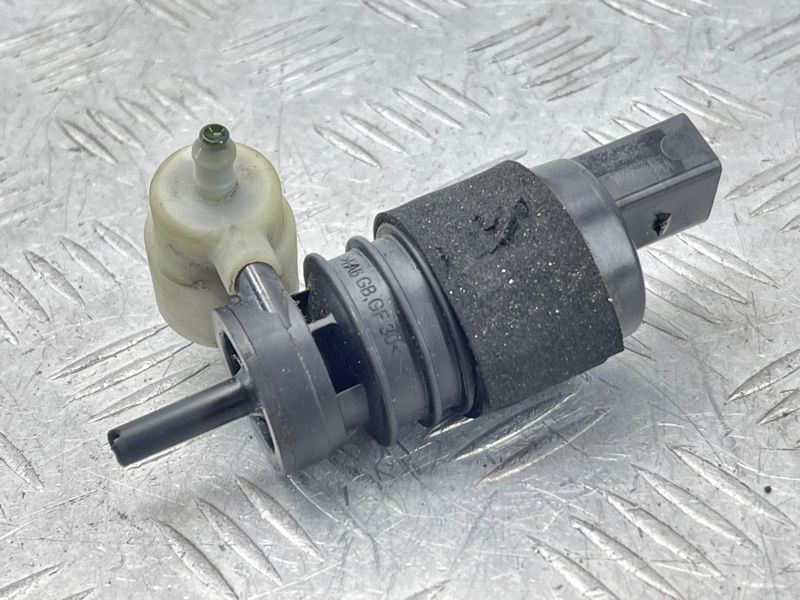 Насос омивача скла 1K6955651 Audi Q7 Audi A3, Audi A3 e-tron, Audi A4, Audi A4 Allroad, Audi A6, Audi A6 Allroad, Audi A7, Audi A8, Audi e-tron, Audi e-tron GT, Audi e-tron S, Audi Q3, Audi Q4 e-tron, Audi Q5, Audi Q7, Audi Q8, Audi Q8 e-tron, Audi RS3, Audi RS6 Avant, Audi RS7, Audi RS e-tron GT, Audi RS Q8, Audi S3, Audi S4, Audi S6, Audi S7, Audi S8, Audi SQ5, Audi SQ7, Audi SQ8, Audi SQ8 e-tron, Volkswagen Atlas, Volkswagen Atlas Cross Sport, Volkswagen e-Golf, Volkswagen Golf, Volkswagen Golf Alltrack, Volkswagen Golf R, Volkswagen Golf SportWagen, Volkswagen GTI, Volkswagen ID.4, Volkswagen Jetta, Volkswagen Passat, Volkswagen R32, Volkswagen Rabbit, Volkswagen Taos, Volkswagen Tiguan, Volkswagen Tiguan Limited, Volkswagen Touareg