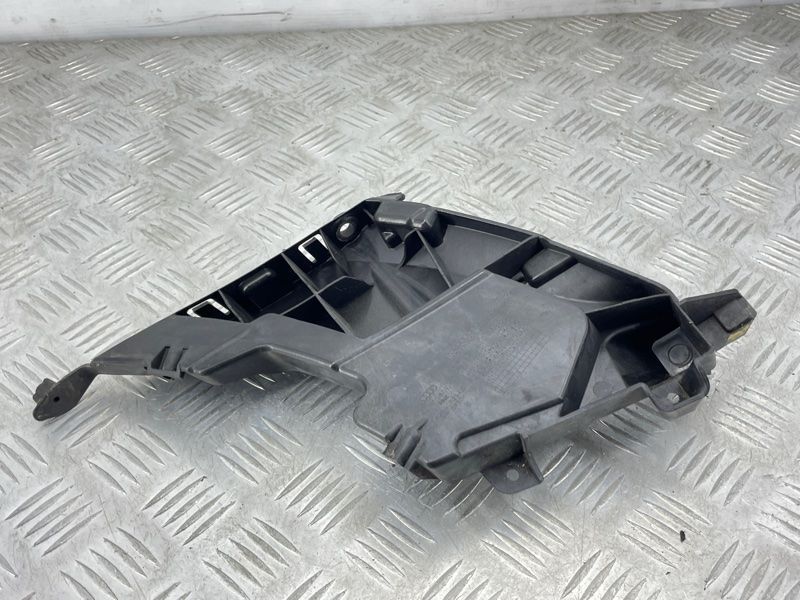 Направляюча переднього бампера 4G8807284C Audi A7