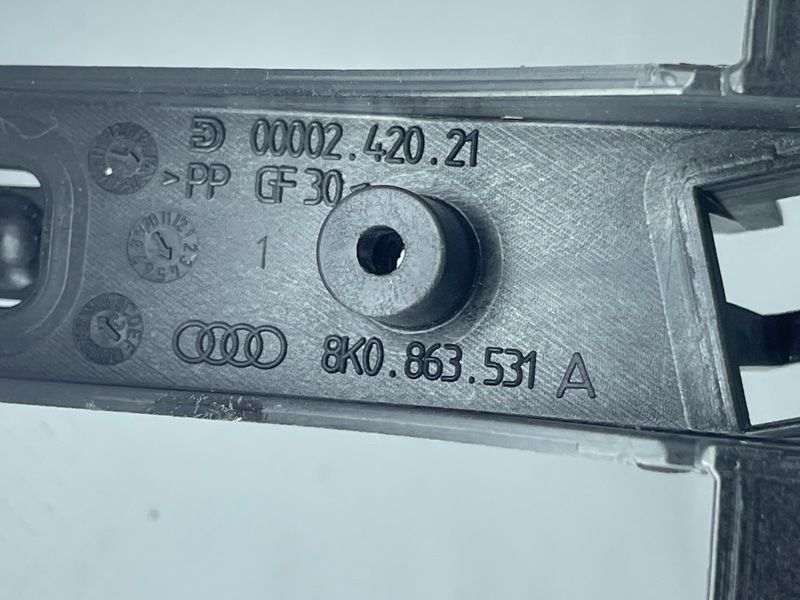 Кронштейн центральної консолі 8K0863531A Audi Q5