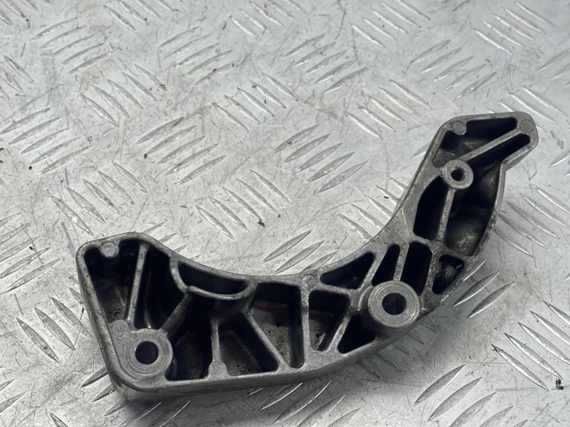 Кронштейн компрессора кондиционера 31401869 Volvo XC60 Volvo S60, Volvo S60 Cross Country, Volvo S80, Volvo S90, Volvo V60, Volvo V60 Cross Country, Volvo V90, Volvo V90 Cross Country, Volvo XC40, Volvo XC60, Volvo XC70, Volvo XC90