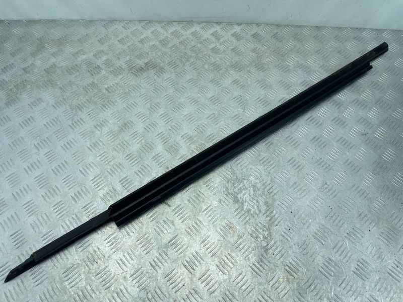 Молдинг / уплотнитель паза стекла 4G8853284HT94 Audi A7