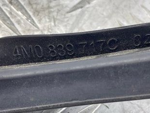 Ущільнювач дверей 4m0839717c Audi Q7