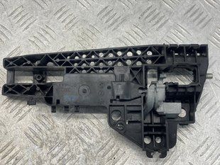 Кронштейн ручки 4M0837886A Audi Q7
