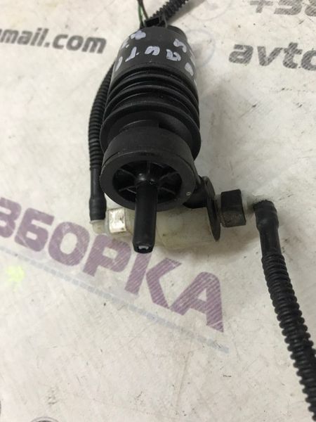 Насос омивача скла 1K6955651 Audi Touareg Audi A3, Audi A3 e-tron, Audi A4, Audi A4 Allroad, Audi A6, Audi A6 Allroad, Audi A7, Audi A8, Audi e-tron, Audi e-tron GT, Audi e-tron S, Audi Q3, Audi Q4 e-tron, Audi Q5, Audi Q7, Audi Q8, Audi Q8 e-tron, Audi RS3, Audi RS6 Avant, Audi RS7, Audi RS e-tron GT, Audi RS Q8, Audi S3, Audi S4, Audi S6, Audi S7, Audi S8, Audi SQ5, Audi SQ7, Audi SQ8, Audi SQ8 e-tron, Volkswagen Atlas, Volkswagen Atlas Cross Sport, Volkswagen e-Golf, Volkswagen Golf, Volkswagen Golf Alltrack, Volkswagen Golf R, Volkswagen Golf SportWagen, Volkswagen GTI, Volkswagen ID.4, Volkswagen Jetta, Volkswagen Passat, Volkswagen R32, Volkswagen Rabbit, Volkswagen Taos, Volkswagen Tiguan, Volkswagen Tiguan Limited, Volkswagen Touareg