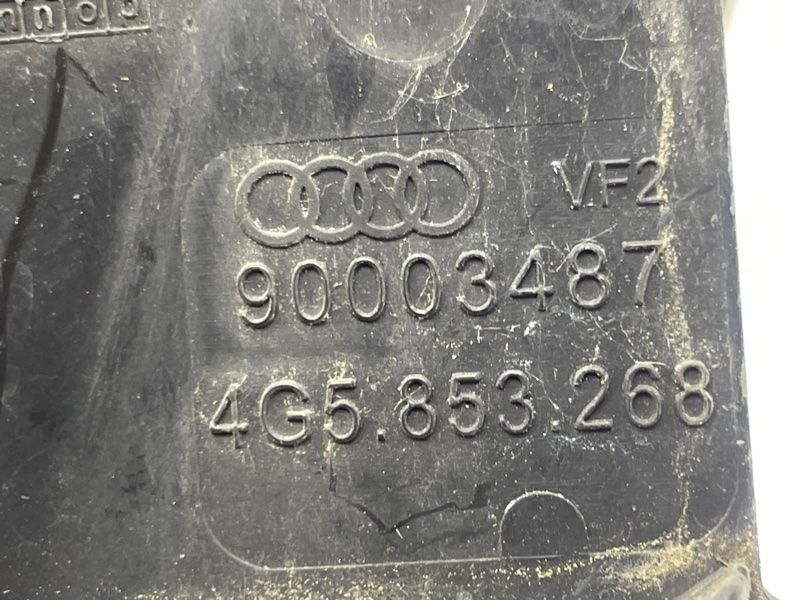 Накладка ліхтаря 4G5853268 Audi A6