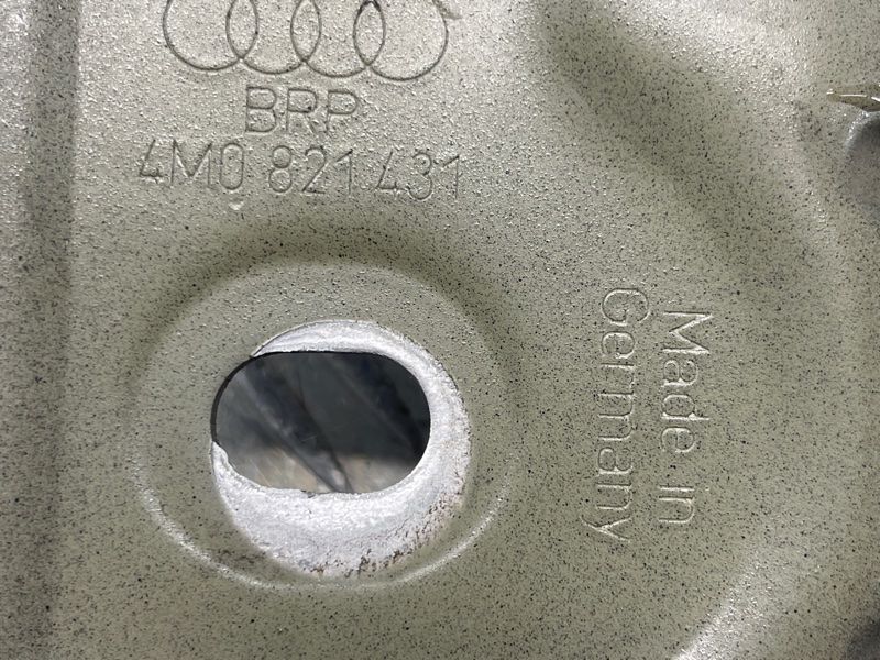 Кронштейн крила 4M0821431 Audi Q7