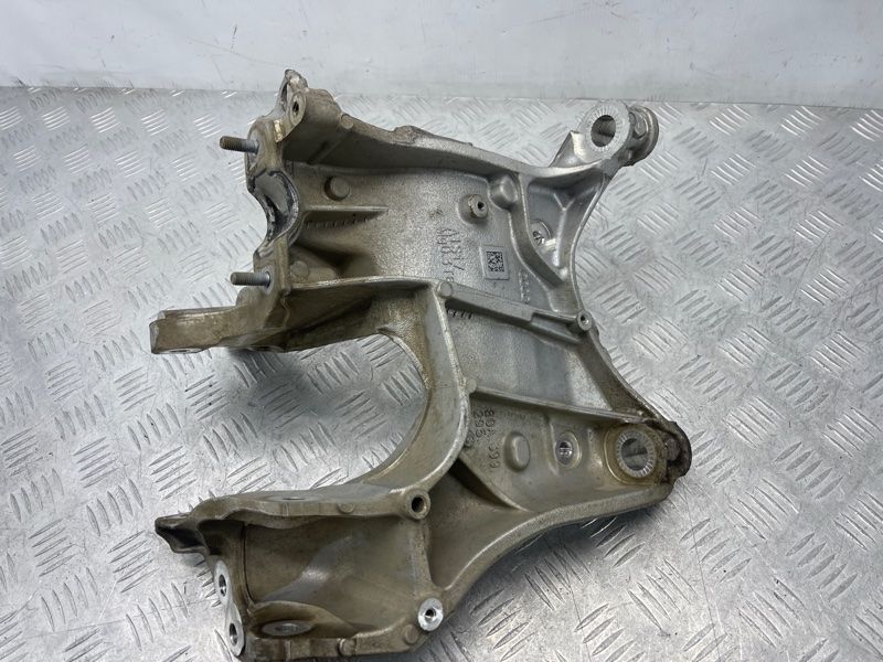 Кронштейн підрамника правий 80A399295S Audi A6 Audi A6, Audi A6 Allroad, Audi A7, Audi A8, Audi Q7, Audi Q8, Audi S6, Audi S7
