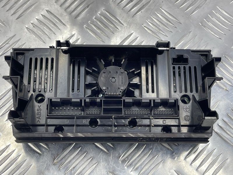Панель керування клімат-контролем 8U0820043G Audi Q3