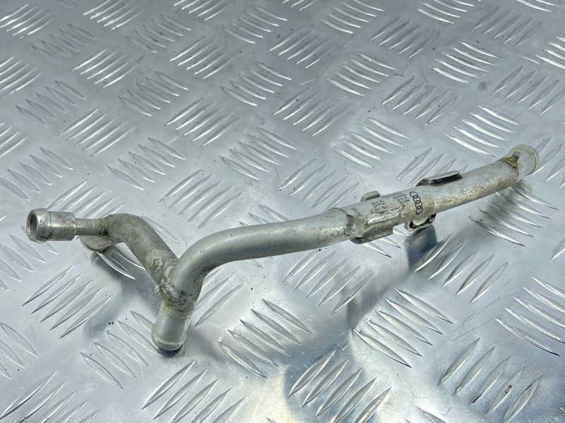 Трубопровод системы охлаждения 8K0121071J Audi S4