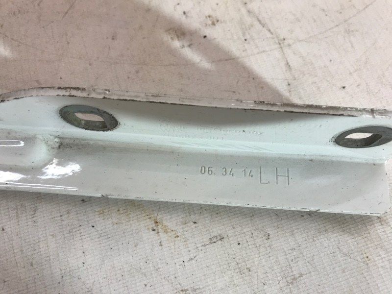 Петля капота 7P6823301 Volkswagen Touareg