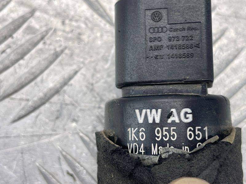 Насос омивача скла 1K6955651 Audi Q7 Audi A3, Audi A3 e-tron, Audi A4, Audi A4 Allroad, Audi A6, Audi A6 Allroad, Audi A7, Audi A8, Audi e-tron, Audi e-tron GT, Audi e-tron S, Audi Q3, Audi Q4 e-tron, Audi Q5, Audi Q7, Audi Q8, Audi Q8 e-tron, Audi RS3, Audi RS6 Avant, Audi RS7, Audi RS e-tron GT, Audi RS Q8, Audi S3, Audi S4, Audi S6, Audi S7, Audi S8, Audi SQ5, Audi SQ7, Audi SQ8, Audi SQ8 e-tron, Volkswagen Atlas, Volkswagen Atlas Cross Sport, Volkswagen e-Golf, Volkswagen Golf, Volkswagen Golf Alltrack, Volkswagen Golf R, Volkswagen Golf SportWagen, Volkswagen GTI, Volkswagen ID.4, Volkswagen Jetta, Volkswagen Passat, Volkswagen R32, Volkswagen Rabbit, Volkswagen Taos, Volkswagen Tiguan, Volkswagen Tiguan Limited, Volkswagen Touareg