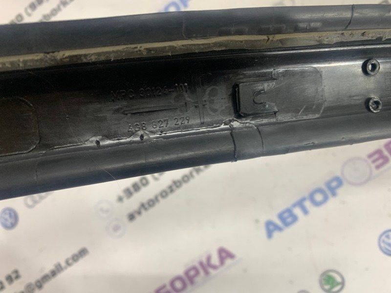 Накладка крышки багажника верхняя центральная 4G8827229 Audi A7 Audi A7, Audi RS7, Audi S7