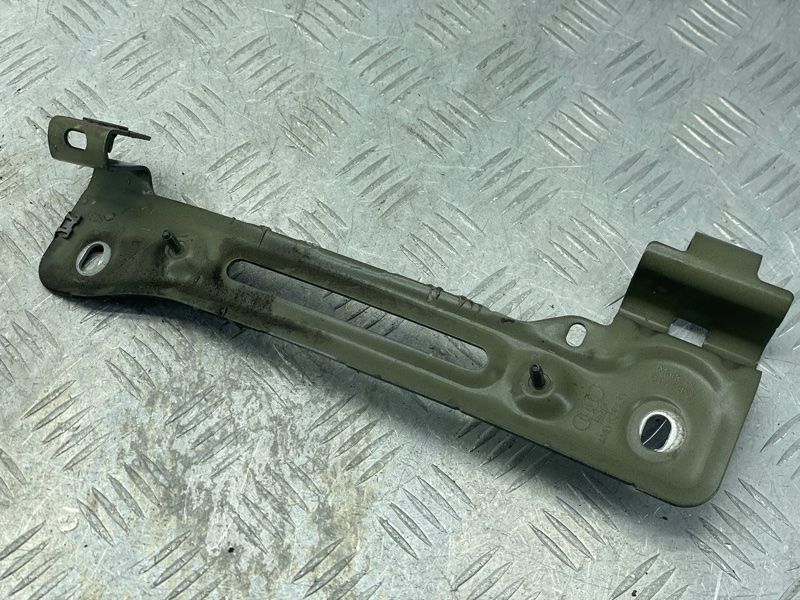 Кронштейн крила 4M0821431 Audi Q7