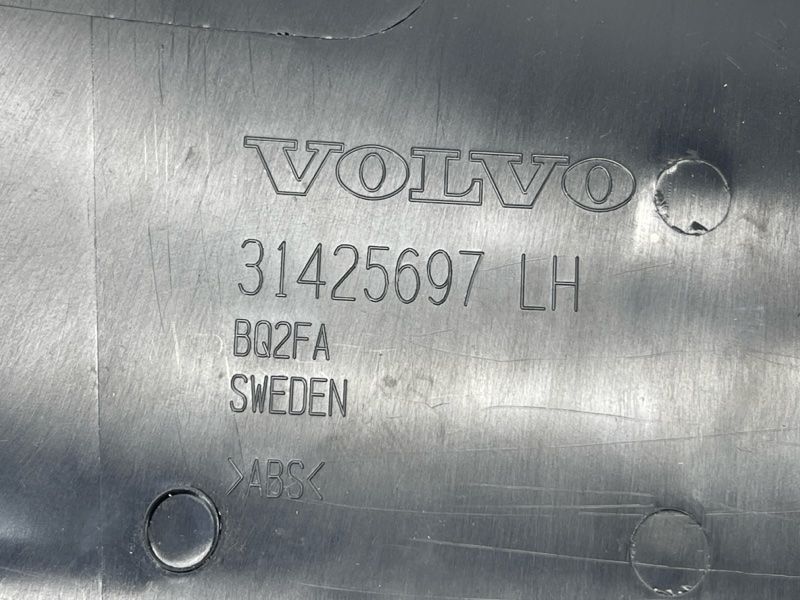 Облицювання стійки Volvo XC60