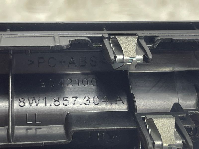 Накладка торпедо 8W1857304A Audi A4