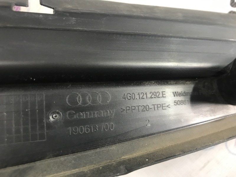 Накладка радиатора 4G0121292E Audi A6