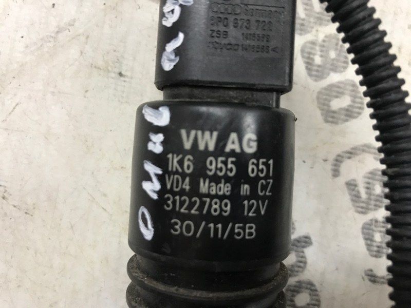 Насос омивача скла 1K6955651 Audi Touareg Audi A3, Audi A3 e-tron, Audi A4, Audi A4 Allroad, Audi A6, Audi A6 Allroad, Audi A7, Audi A8, Audi e-tron, Audi e-tron GT, Audi e-tron S, Audi Q3, Audi Q4 e-tron, Audi Q5, Audi Q7, Audi Q8, Audi Q8 e-tron, Audi RS3, Audi RS6 Avant, Audi RS7, Audi RS e-tron GT, Audi RS Q8, Audi S3, Audi S4, Audi S6, Audi S7, Audi S8, Audi SQ5, Audi SQ7, Audi SQ8, Audi SQ8 e-tron, Volkswagen Atlas, Volkswagen Atlas Cross Sport, Volkswagen e-Golf, Volkswagen Golf, Volkswagen Golf Alltrack, Volkswagen Golf R, Volkswagen Golf SportWagen, Volkswagen GTI, Volkswagen ID.4, Volkswagen Jetta, Volkswagen Passat, Volkswagen R32, Volkswagen Rabbit, Volkswagen Taos, Volkswagen Tiguan, Volkswagen Tiguan Limited, Volkswagen Touareg