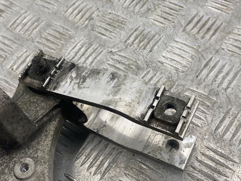 Кронштейн опори двигуна 31339951 Volvo XC90