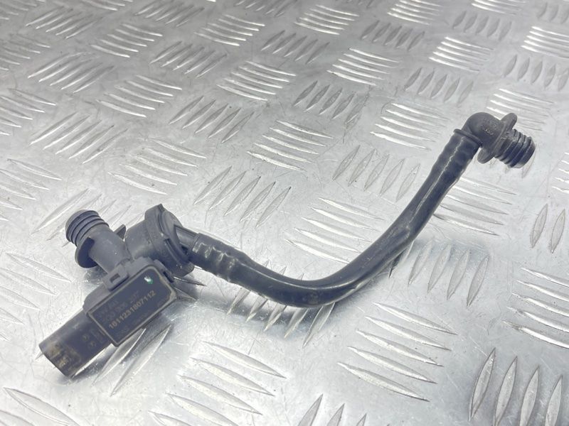 Трубка вакуумная с обратным клапаном 4M1611931E Audi Q7