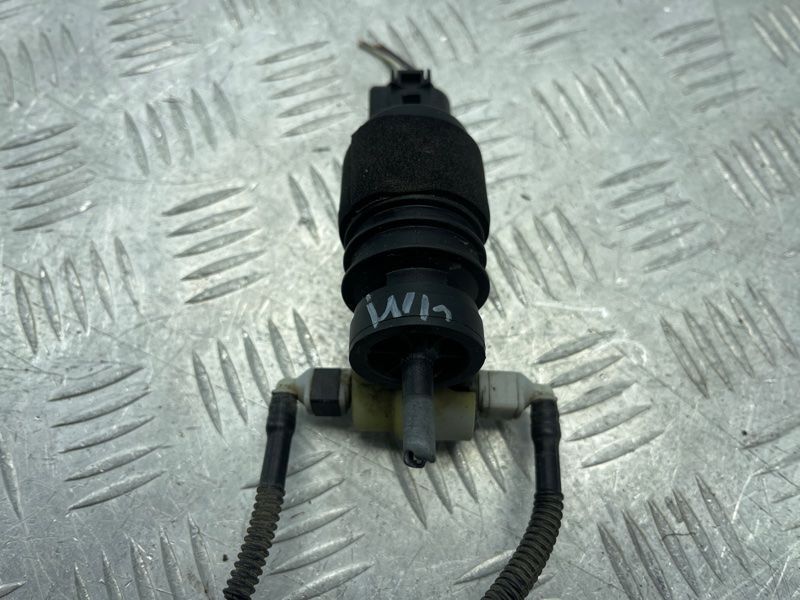 Насос омивача скла 1K6955651 Audi Q7 Audi A3, Audi A3 e-tron, Audi A4, Audi A4 Allroad, Audi A6, Audi A6 Allroad, Audi A7, Audi A8, Audi e-tron, Audi e-tron GT, Audi e-tron S, Audi Q3, Audi Q4 e-tron, Audi Q5, Audi Q7, Audi Q8, Audi Q8 e-tron, Audi RS3, Audi RS6 Avant, Audi RS7, Audi RS e-tron GT, Audi RS Q8, Audi S3, Audi S4, Audi S6, Audi S7, Audi S8, Audi SQ5, Audi SQ7, Audi SQ8, Audi SQ8 e-tron, Volkswagen Atlas, Volkswagen Atlas Cross Sport, Volkswagen e-Golf, Volkswagen Golf, Volkswagen Golf Alltrack, Volkswagen Golf R, Volkswagen Golf SportWagen, Volkswagen GTI, Volkswagen ID.4, Volkswagen Jetta, Volkswagen Passat, Volkswagen R32, Volkswagen Rabbit, Volkswagen Taos, Volkswagen Tiguan, Volkswagen Tiguan Limited, Volkswagen Touareg