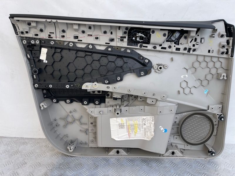 Обшивка дверей 17B867012QRRX Volkswagen Jetta