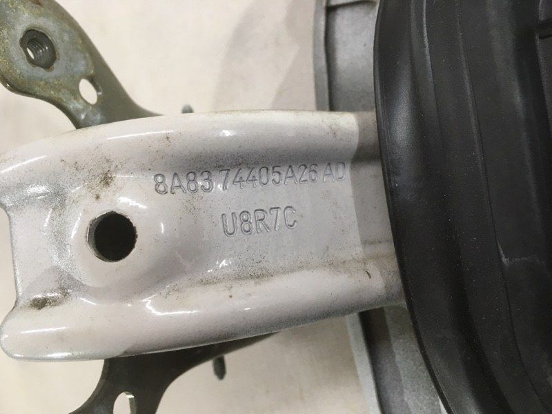 Корпус лючка кришки паливного бака в зборі 8A8374405A26AD Ford Flex