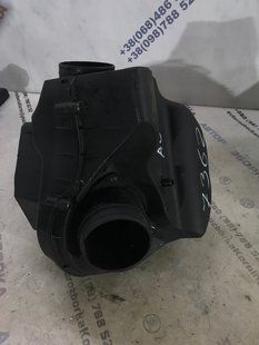 Корпус повітряного фільтра 4H0133824L Audi A8