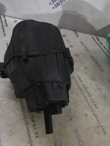 Корпус повітряного фільтра 4H0133824L Audi A8