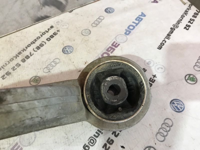Рычаг передней подвески поперечный нижний 8K0407695H Audi A4 Allroad