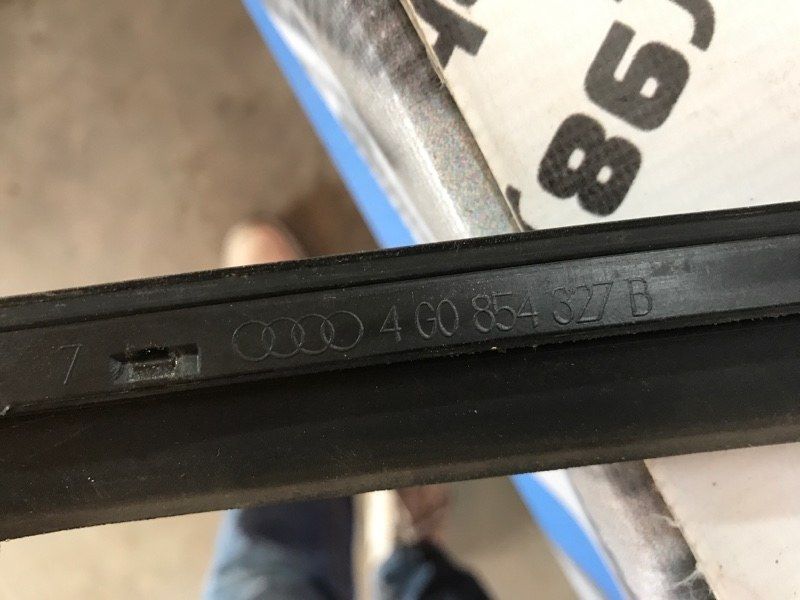 Молдинг лобового скла 4G0854327B01C Audi A6