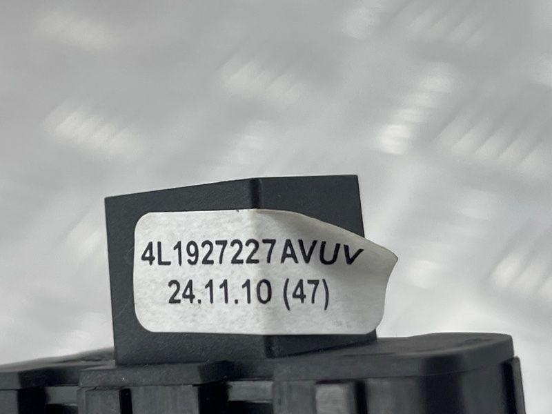 Кнопка відкривання бардачка 4L1927227A Audi Q7