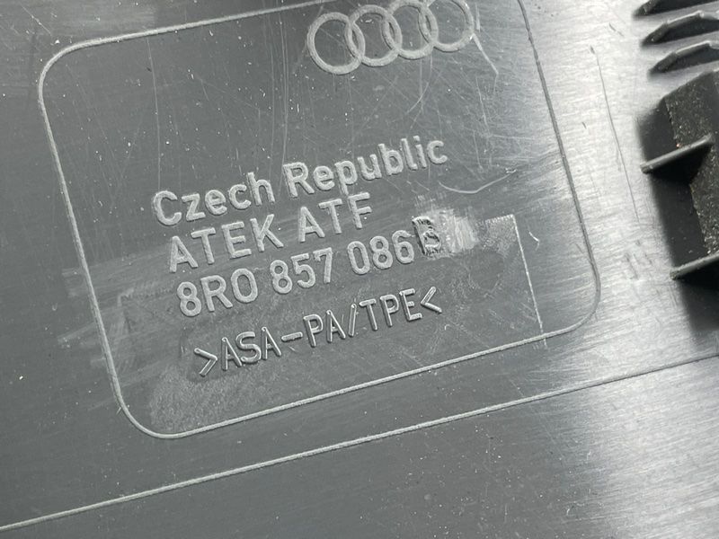 Заглушка торпедо 8R0857086B Audi Q5