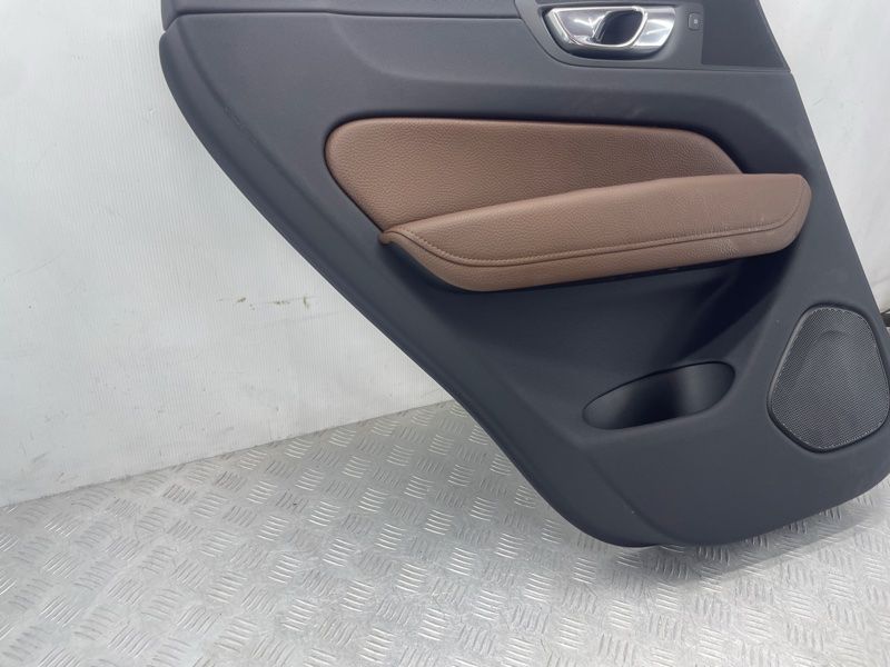 Обшивка дверей Volvo XC60