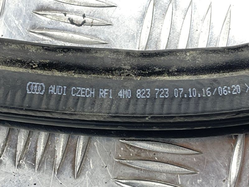 Уплотнитель водоотводящего короба под капотом Audi Q7