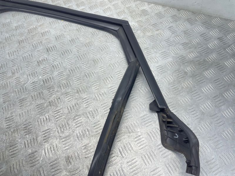 Направляющая стекла двери 4G5839431 Audi A6