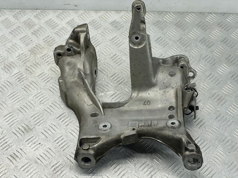 Кронштейн подрамника левый 80A399296S Audi A6 Audi A6, Audi A6 Allroad, Audi A7, Audi A8, Audi Q7, Audi Q8, Audi S6, Audi S7