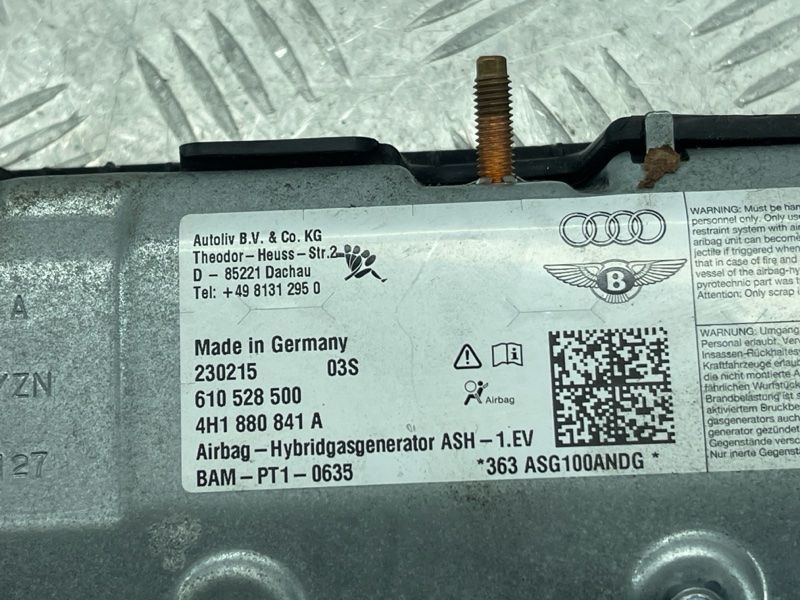 Подушка безпеки водія в коліна airbag Audi A8