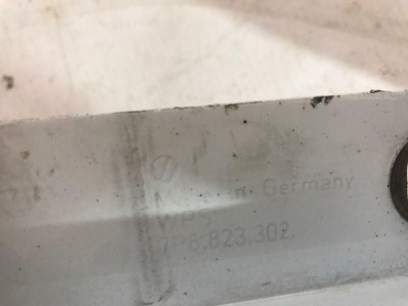 Петля капота 7P6823302 Volkswagen Touareg