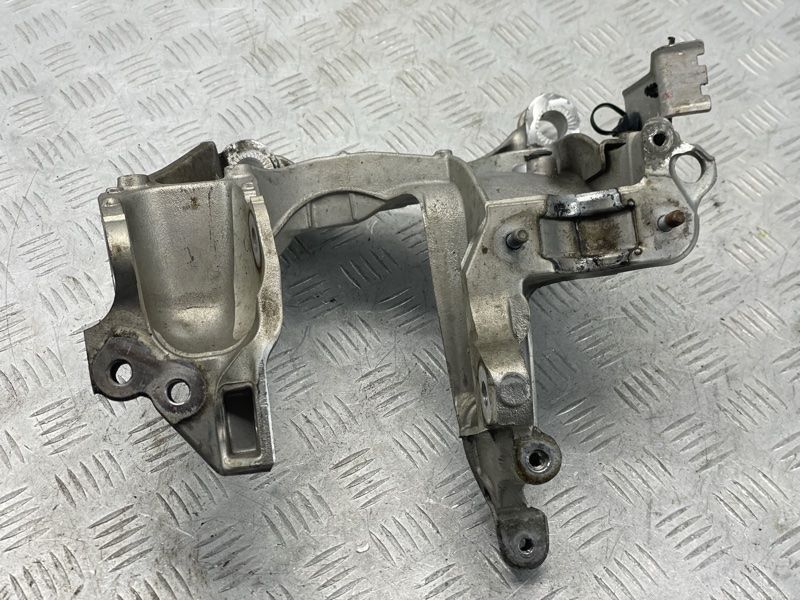 Кронштейн подрамника левый 80A399296S Audi A6 Audi A6, Audi A6 Allroad, Audi A7, Audi A8, Audi Q7, Audi Q8, Audi S6, Audi S7