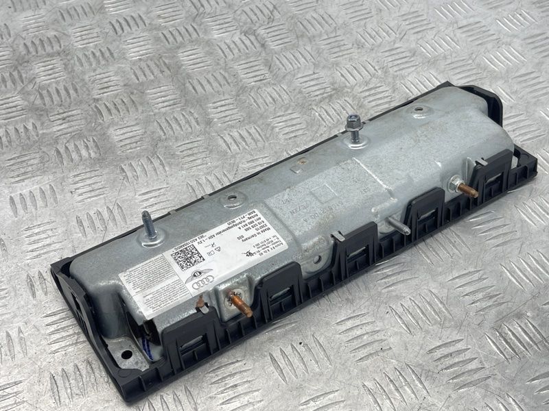 Подушка безпеки водія в коліна airbag Audi A8