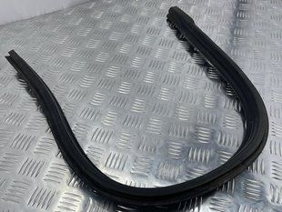 Ущільнювач водовідвідного короба під капотом 4G0823723 Audi A6