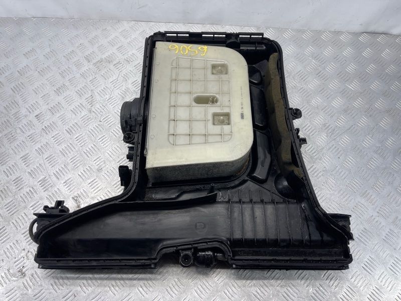 Корпус повітряного фільтра 4M0133837A Audi Q7