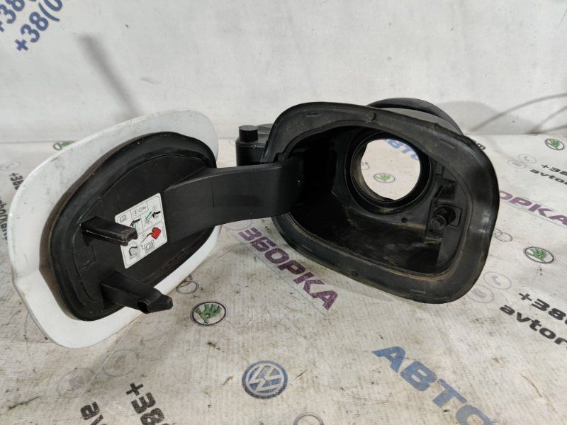 Корпус лючка кришки паливного бака в зборі DG93F27936 Ford Fusion