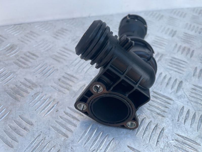 Корпус термостата 04L121111 Audi Q3