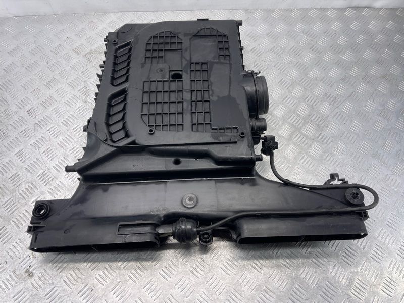 Корпус повітряного фільтра 4M0133837A Audi Q7