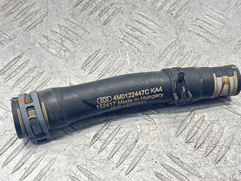 Патрубок системи охолодження 4M0122447C Audi Q7
