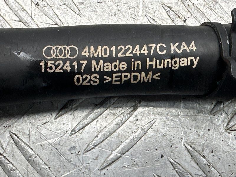 Патрубок системи охолодження 4M0122447C Audi Q7