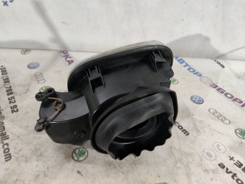 Корпус лючка кришки паливного бака в зборі DG93F27936 Ford Fusion